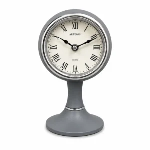 ساعت رومیزی Artemis مدل 1011 Gray A با طراحی کلاسیک، صفحه اعداد رومی، موتور کوارتز دقیق و رنگ طوسی، انتخابی زیبا برای دکور منزل، اتاق خواب، میز کار و هدیه است. کیفیت ساخت بالا و طراحی خاص، این ساعت را به یک اکسسوری دکوراتیو جذاب تبدیل کرده است.