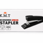 برند: K.M.T مدل: 5064 نوع: دستگاه منگنه رومیزی مناسب برای: مدرسه، خانه، دفتر و محیط اداری سازگار با سوزن منگنه: 24/6 و 26/6 طراحی ساده و کاربردی